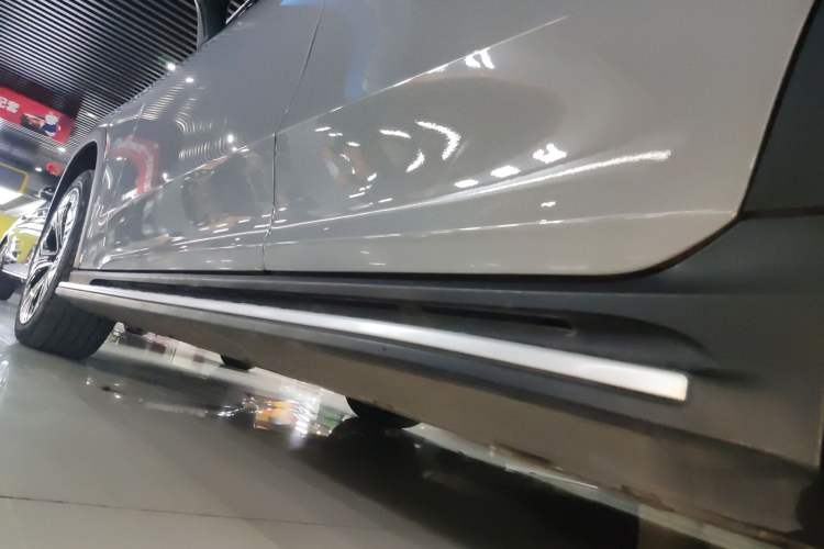 Used Mercedes-Benz EQE SUV 2023 350 4MATIC Luxury Edition Left Side Sill