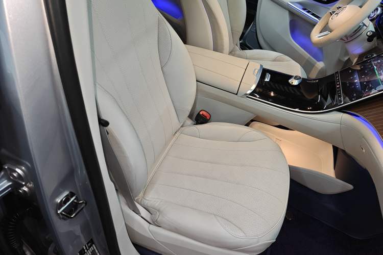Used Mercedes-Benz EQE SUV 2023 350 4MATIC Luxury Edition Right Front Seat