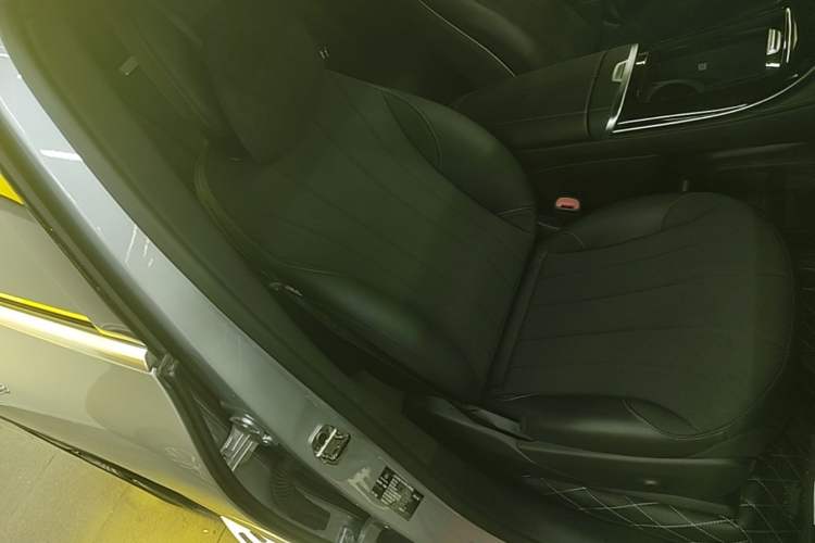 Used Mercedes-Benz EQE SUV 2023 350 4MATIC Luxury Edition Right Front Seat
