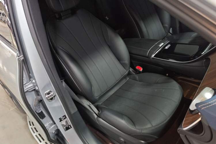 Used Mercedes-Benz EQE SUV 2023 350 4MATIC Luxury Edition Right Front Seat