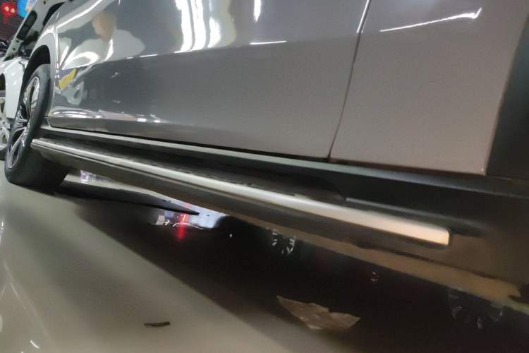 Used Mercedes-Benz EQE SUV 2023 350 4MATIC Luxury Edition Right Side Sill