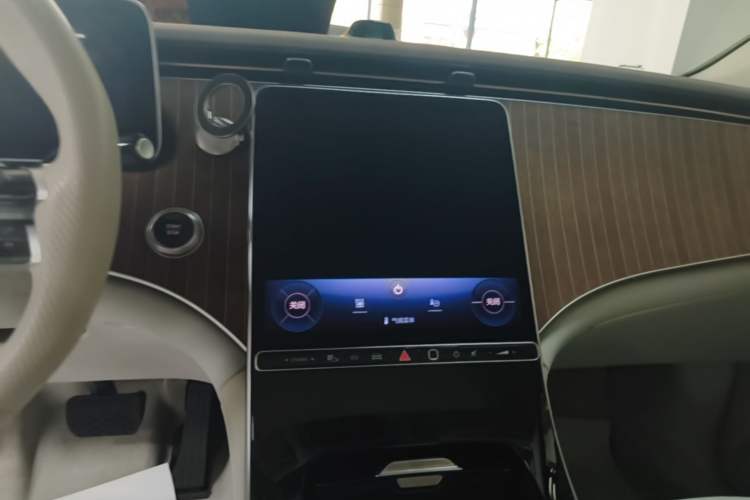 Used Mercedes-Benz EQE SUV 2023 350 4MATIC Luxury Edition Audio And AC Panel