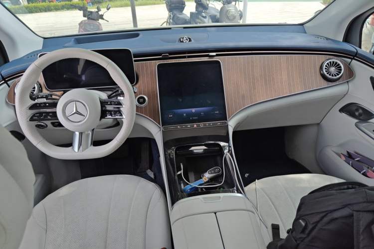 Used Mercedes-Benz EQE SUV 2023 350 4MATIC Luxury Edition Center Console