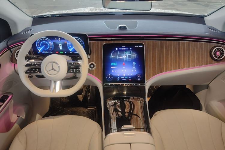 Used Mercedes-Benz EQE SUV 2023 350 4MATIC Pioneer Edition Center Console