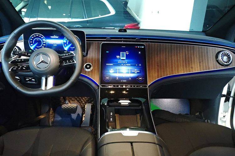 Used Mercedes-Benz EQE SUV 2023 350 4MATIC Luxury Edition Center Console