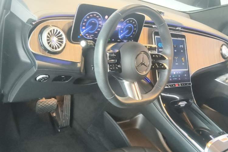 Used Mercedes-Benz EQE SUV 2023 350 4MATIC Pioneer Edition Center Console