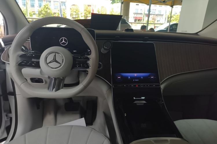 Used Mercedes-Benz EQE SUV 2023 350 4MATIC Luxury Edition Center Console