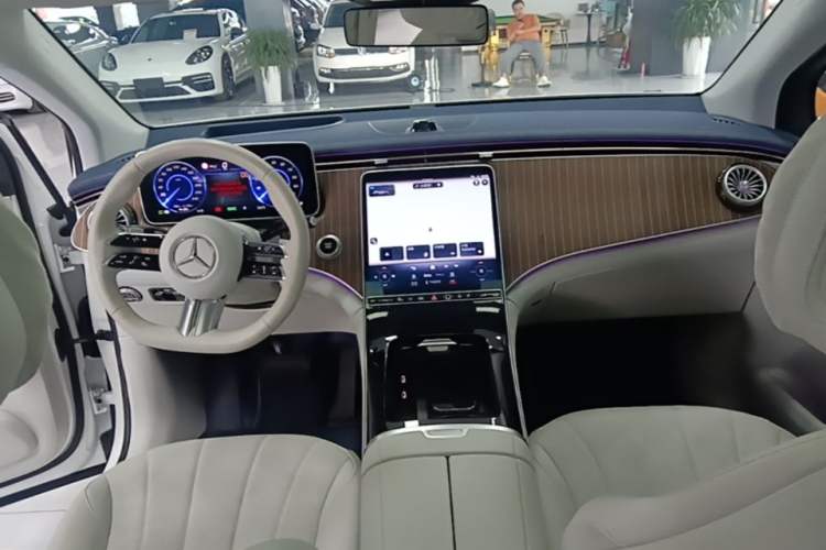 Used Mercedes-Benz EQE SUV 2023 350 4MATIC Luxury Edition Center Console