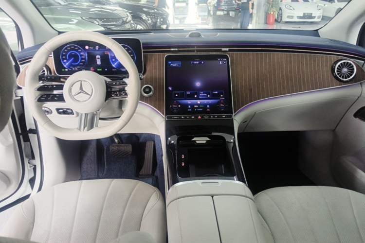 Used Mercedes-Benz EQE SUV 2023 350 4MATIC Luxury Edition Center Console