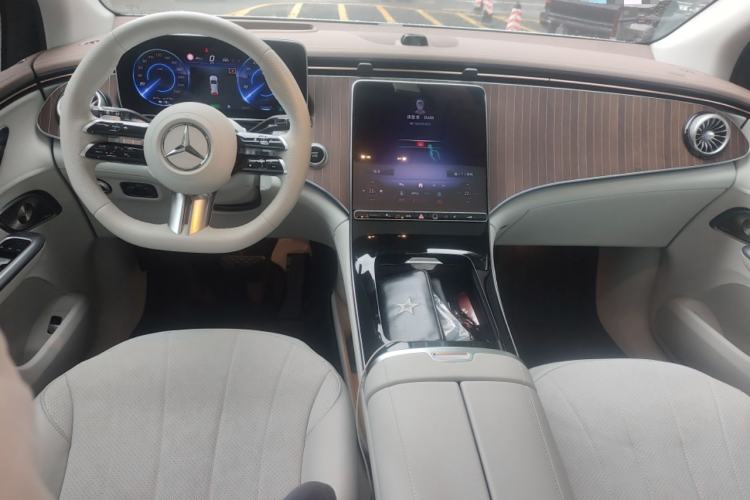 Used Mercedes-Benz EQE SUV 2023 350 4MATIC Luxury Edition Center Console