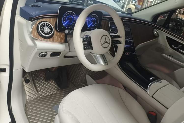 Used Mercedes-Benz EQE SUV 2023 350 4MATIC Luxury Edition Center Console