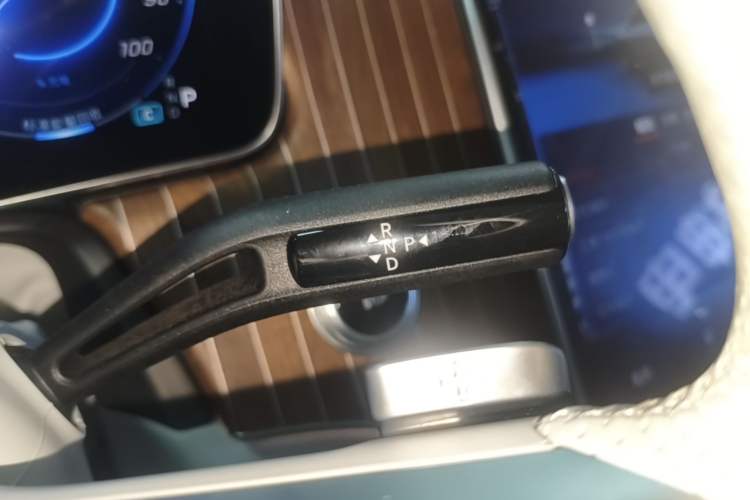 Used Mercedes-Benz EQE SUV 2023 350 4MATIC Luxury Edition Gear Lever