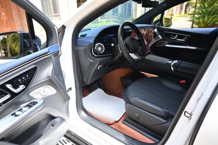 Used Mercedes-Benz EQE SUV 2023 500 4MATIC Interior 11