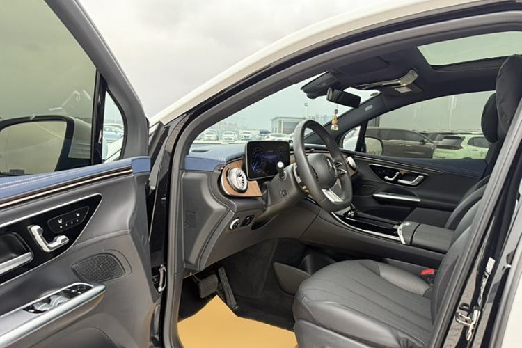 Used Mercedes-Benz EQE SUV 2023 350 4MATIC Pioneer Edition Interior 2