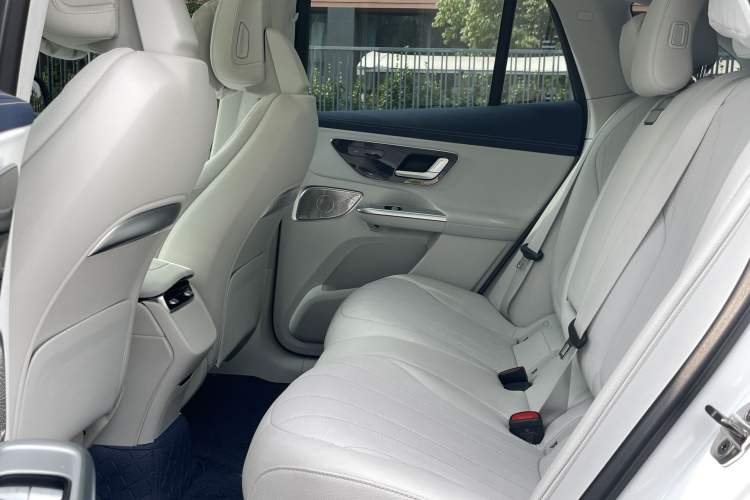 Used Mercedes-Benz EQE SUV 2023 350 4MATIC Luxury Edition Interior 4