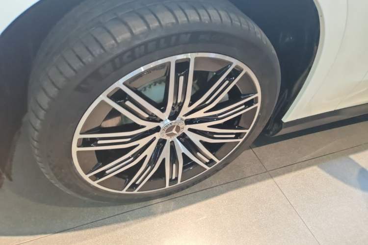 Used Mercedes-Benz EQE SUV 2023 350 4MATIC Pioneer Edition Left Front Wheel Hub