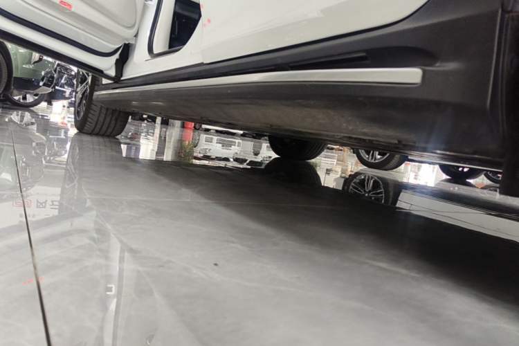 Used Mercedes-Benz EQE SUV 2023 350 4MATIC Luxury Edition Left Side Sill