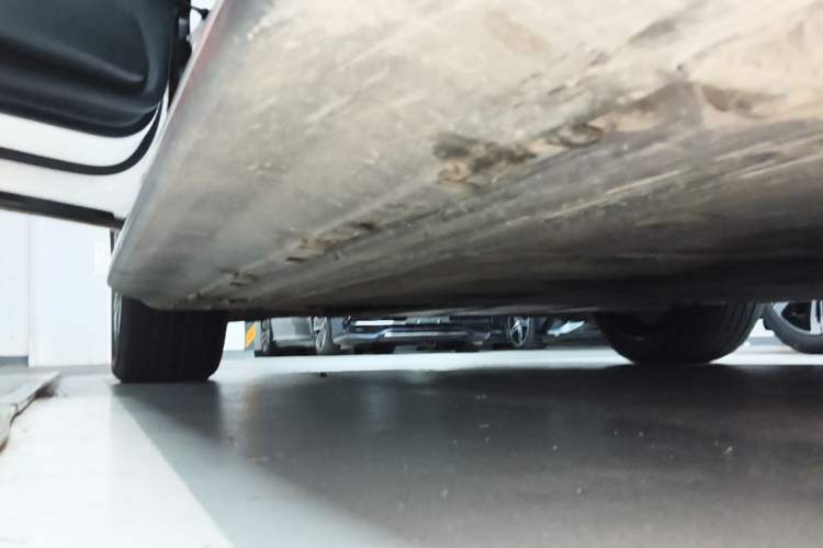 Used Mercedes-Benz EQE SUV 2023 350 4MATIC Luxury Edition Left Side Sill
