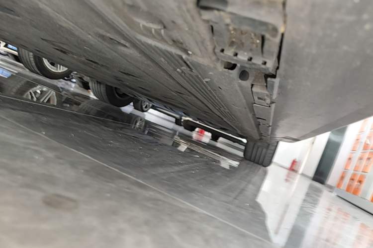 Used Mercedes-Benz EQE SUV 2023 350 4MATIC Pioneer Edition Left Side Sill