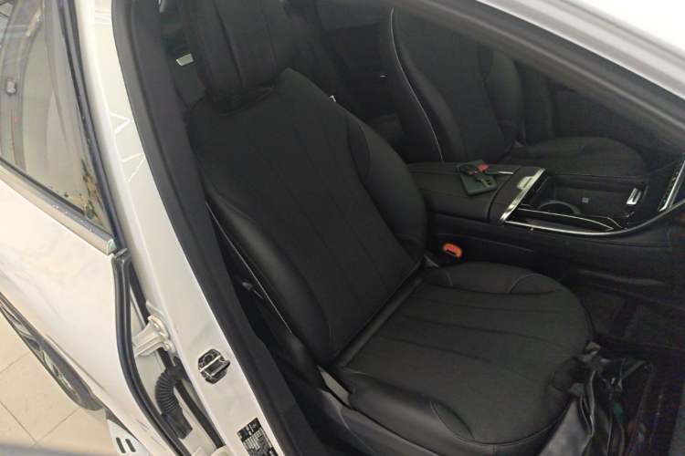 Used Mercedes-Benz EQE SUV 2023 350 4MATIC Pioneer Edition Right Front Seat