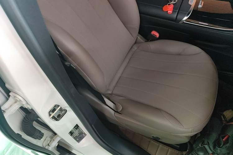 Used Mercedes-Benz EQE SUV 2023 350 4MATIC Pioneer Edition Right Front Seat