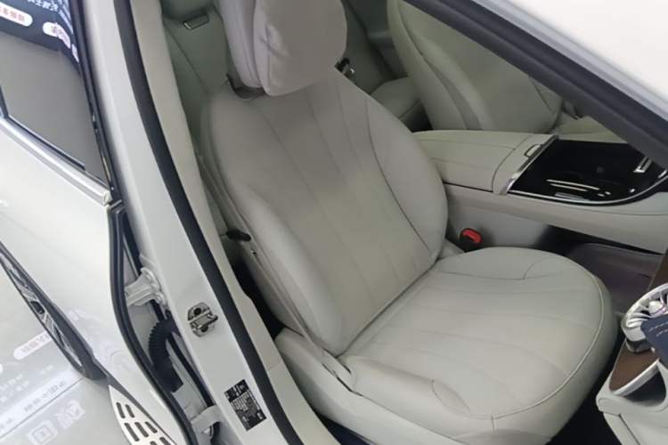 Used Mercedes-Benz EQE SUV 2023 350 4MATIC Luxury Edition Right Front Seat
