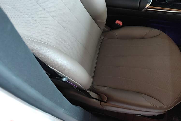 Used Mercedes-Benz EQE SUV 2023 350 4MATIC Pioneer Edition Right Front Seat