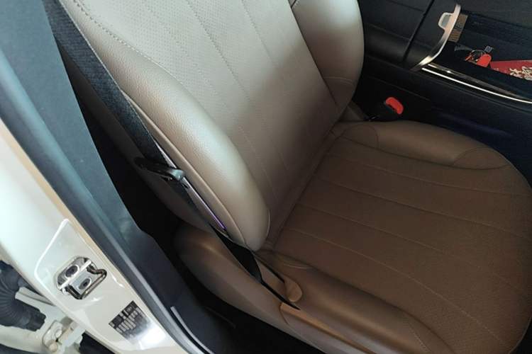 Used Mercedes-Benz EQE SUV 2023 350 4MATIC Pioneer Edition Right Front Seat