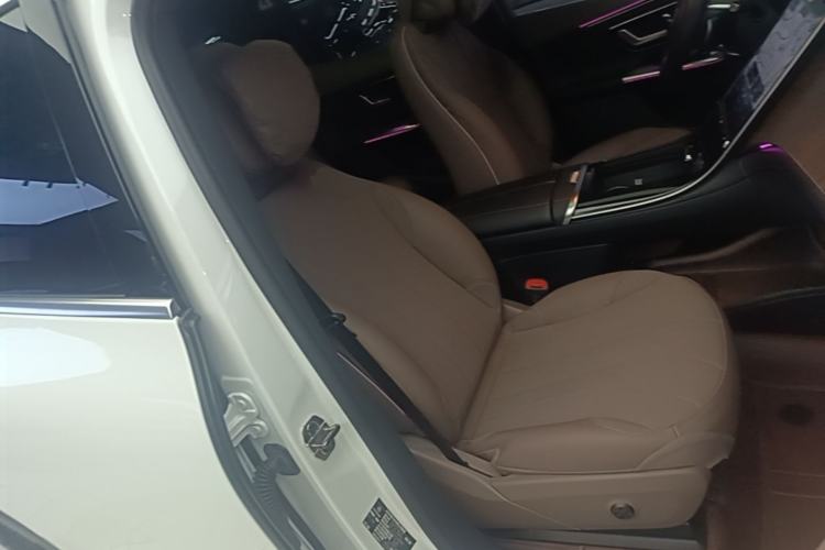 Used Mercedes-Benz EQE SUV 2023 350 4MATIC Luxury Edition Right Front Seat