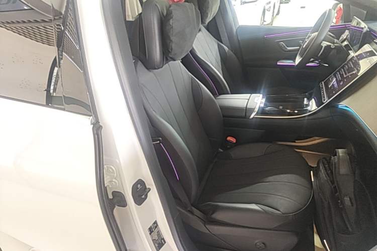 Used Mercedes-Benz EQE SUV 2023 350 4MATIC Pioneer Edition Right Front Seat