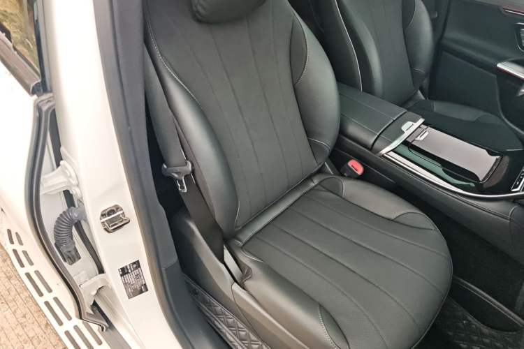 Used Mercedes-Benz EQE SUV 2023 350 4MATIC Pioneer Edition Right Front Seat