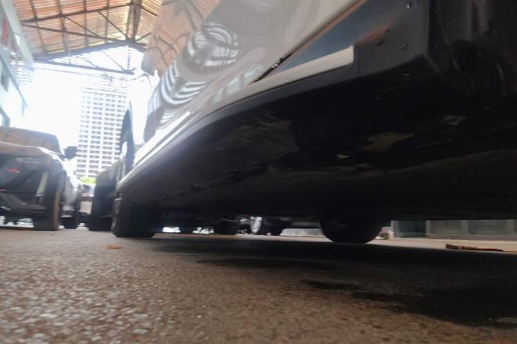 Used Mercedes-Benz EQE SUV 2023 350 4MATIC Pioneer Edition Right Side Sill