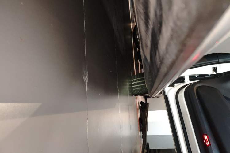 Used Mercedes-Benz EQE SUV 2023 350 4MATIC Luxury Edition Right Side Sill