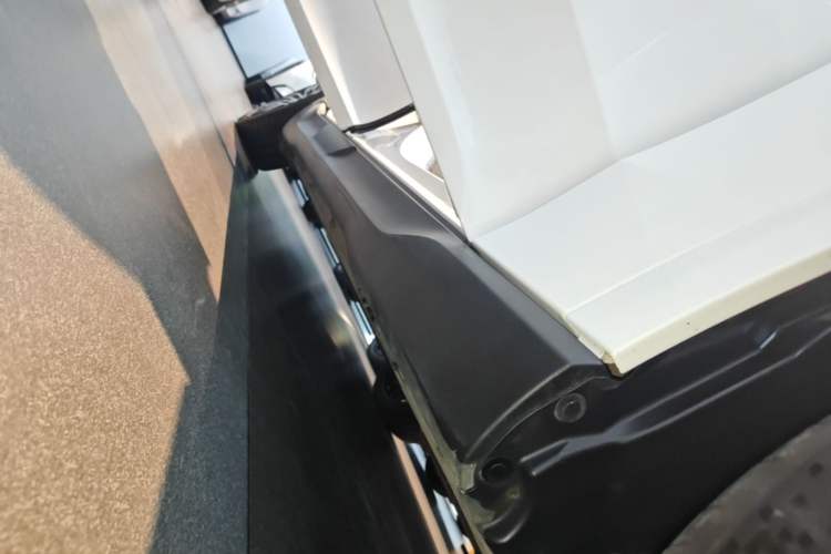 Used Mercedes-Benz EQE SUV 2023 350 4MATIC Pioneer Edition Right Side Sill