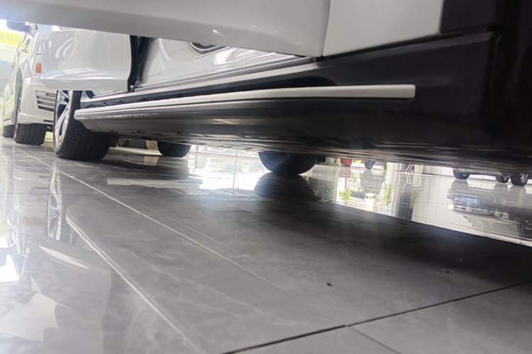 Used Mercedes-Benz EQE SUV 2023 350 4MATIC Luxury Edition Right Side Sill