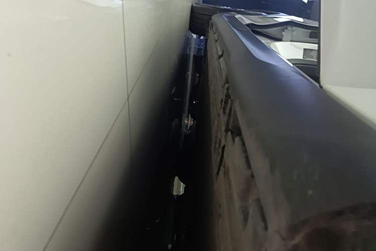 Used Mercedes-Benz EQE SUV 2023 350 4MATIC Luxury Edition Right Side Sill