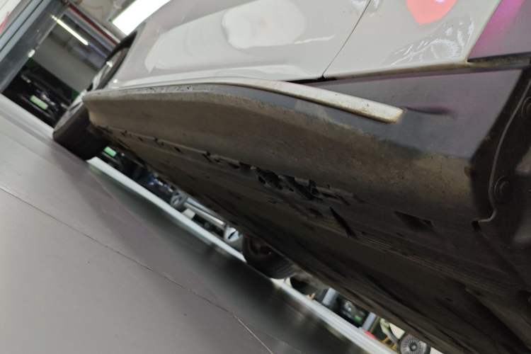 Used Mercedes-Benz EQE SUV 2023 350 4MATIC Luxury Edition Right Side Sill