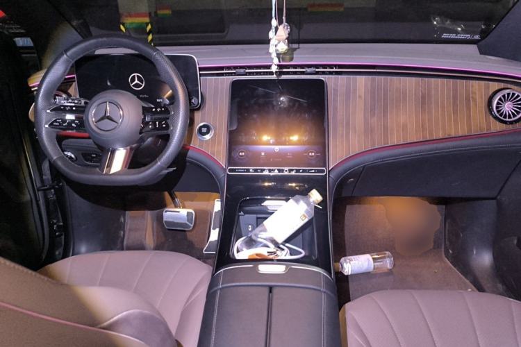 Used Mercedes-Benz EQE SUV 2024 500 4MATIC Luxury Edition Center Console