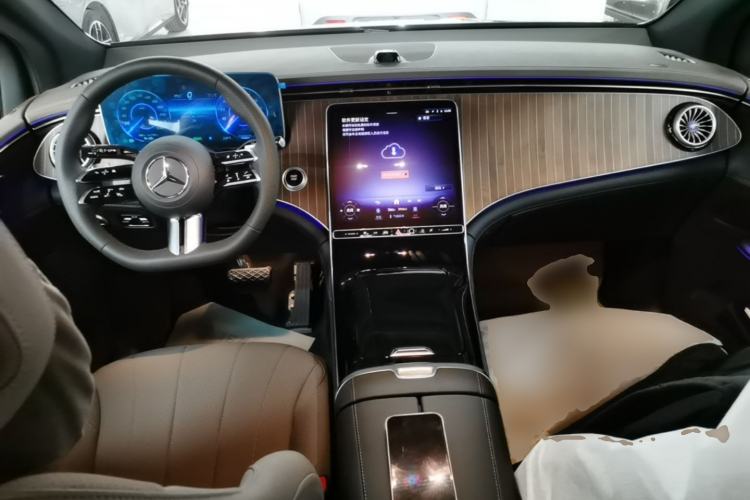 Used Mercedes-Benz EQE SUV 2024 500 4MATIC Pioneer Edition Center Console