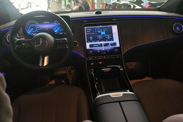 Used Mercedes-Benz EQE SUV 2024 500 4MATIC Luxury Edition Center Console