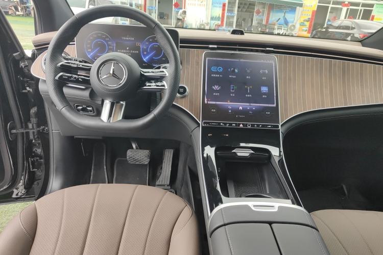 Used Mercedes-Benz EQE SUV 2024 500 4MATIC Luxury Edition Center Console