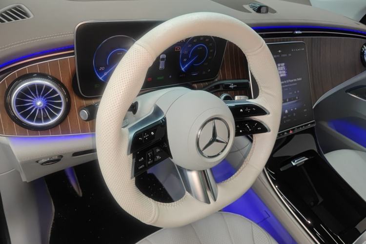 Used Mercedes-Benz EQE SUV 2024 500 4MATIC Luxury Edition Center Console