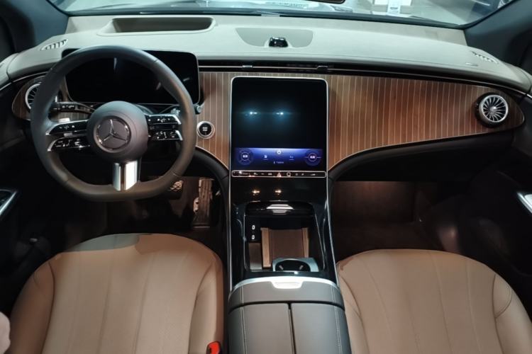 Used Mercedes-Benz EQE SUV 2024 500 4MATIC Center Console
