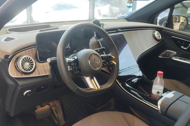 Used Mercedes-Benz EQE SUV 2024 500 4MATIC Luxury Edition Center Console