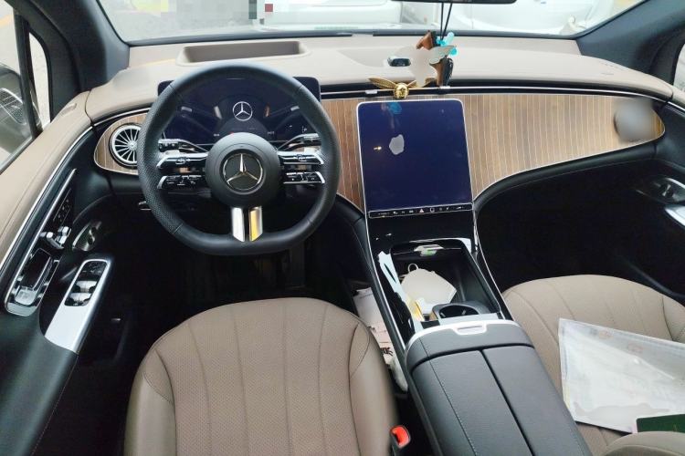 Used Mercedes-Benz EQE SUV 2024 500 4MATIC Luxury Edition Center Console