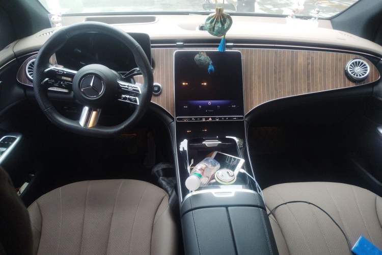 Used Mercedes-Benz EQE SUV 2024 350 4MATIC Luxury Edition Center Console