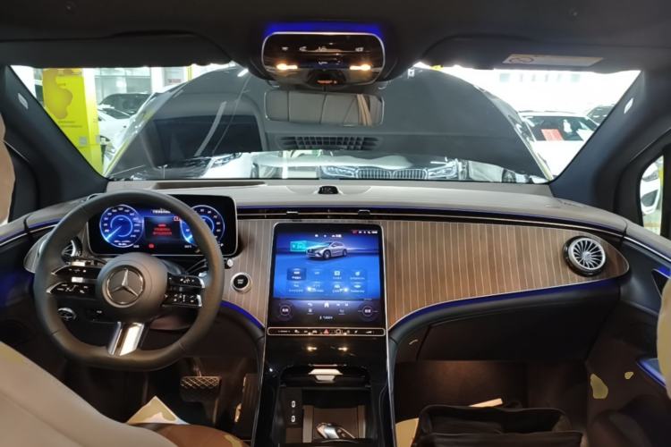 Used Mercedes-Benz EQE SUV 2024 500 4MATIC Luxury Edition Center Console