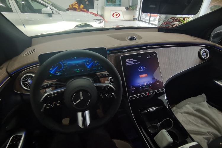 Used Mercedes-Benz EQE SUV 2024 500 4MATIC Pioneer Edition Center Console