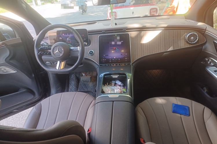 Used Mercedes-Benz EQE SUV 2024 500 4MATIC Luxury Edition Center Console