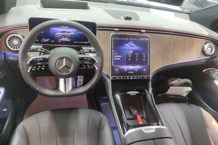 Used Mercedes-Benz EQE SUV 2024 500 4MATIC Luxury Edition Center Console